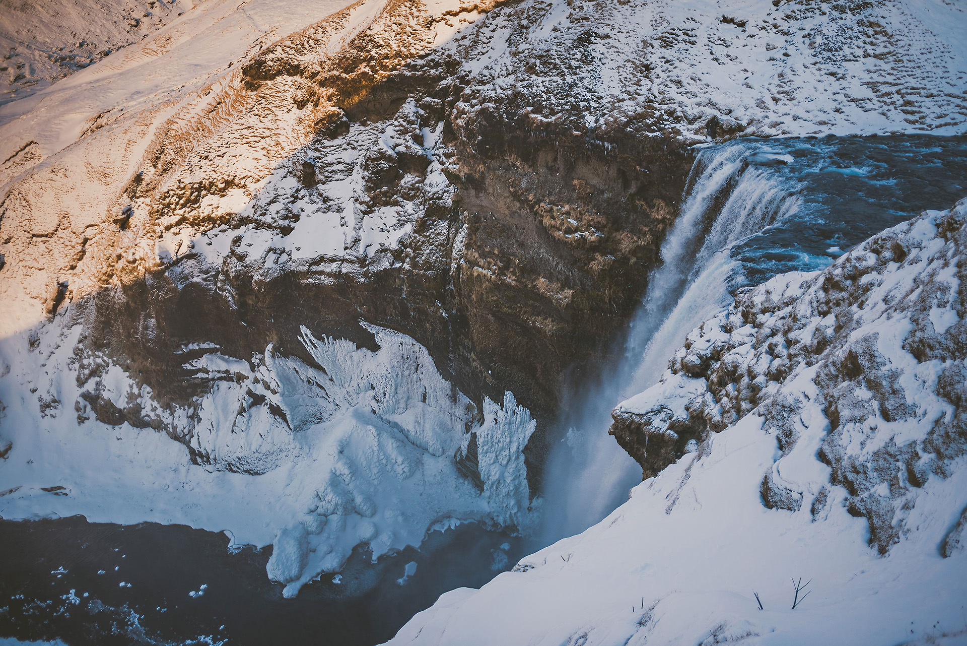 Iceland in Winter -Skogafoss | bettysliu.com